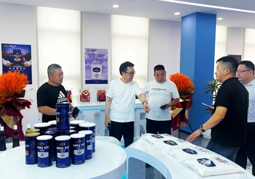 郑州仲和餐饮治理有限公司行政总厨秦广民一行三人，光临郑州马吉尔食品工业园区调查互换！