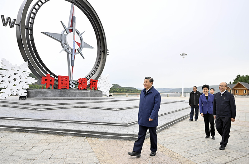 9月6日至8日，中共中央总书记、国家主席、中央军委主席习近平在黑龙江考察。这是6日下午，习近平在大兴安岭地区漠河市北极村考察。